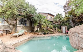 5 Bedroom House in Roodekrans