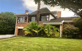 5 Bedroom House in Loerie Park