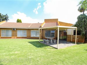 4 Bed House in Edelweiss