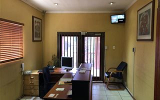 7 Bedroom House in Robertsham