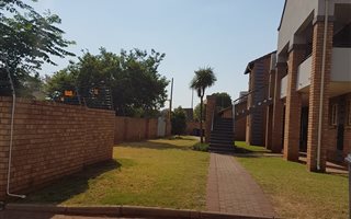 2 Bedroom Townhouse in Die Hoewes