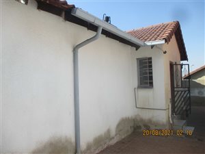 2 Bed House in Lombardy West