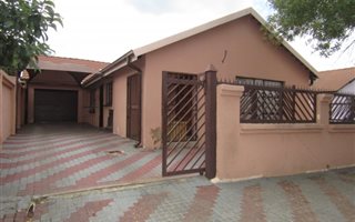 3 Bedroom House in Lotus Gardens