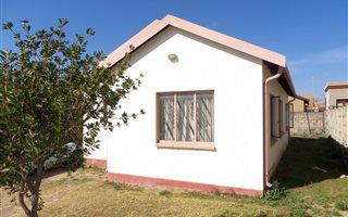3 Bedroom House in Olievenhoutbos