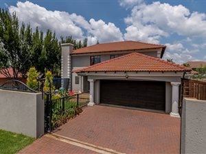 4 Bed House in Highveld
