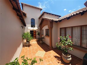7 Bed House in Mooikloof Gardens