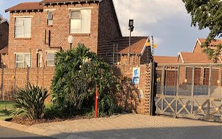 2 Bedroom Townhouse in Allens Nek
