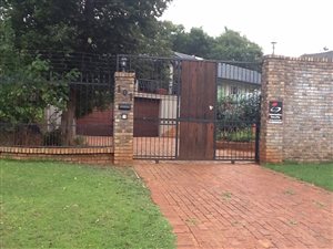 4 Bed House in Lynnwood Glen