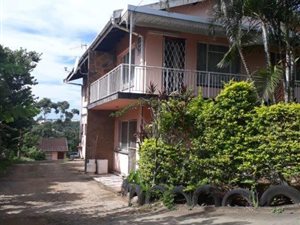 19 Bed House in Clare Estate