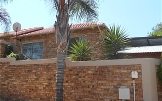 2 Bedroom Townhouse in Wilgeheuwel