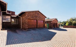3 Bedroom Simplex in Monument Park
