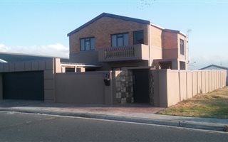 4 Bedroom House in Strandfontein