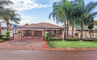 5 Bedroom House in Montana Park