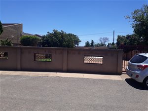 450 m² Land available in Lethlabile