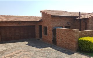 3 Bedroom Cluster in Honeydew Manor