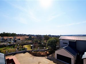 3 Bed Apartment in Paulshof