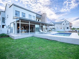 5 Bed House in Waterlake Farm
