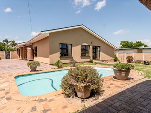 4 Bed House in Protea Heights