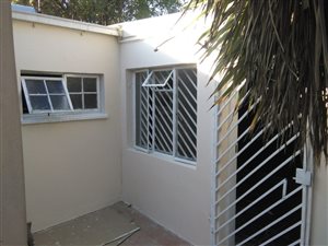 1 Bed Garden Cottage in Bezuidenhout Valley