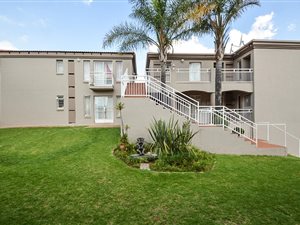 2 Bed Apartment in Roodekrans