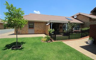 2 Bedroom Townhouse in Olivedale