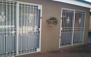 1 Bedroom Garden Cottage in Lambton Gardens