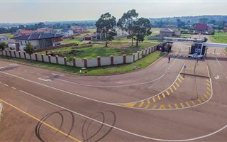1125 m² Land available in Louwlardia
