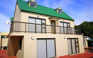 5 Bedroom Townhouse in Diaz Beach