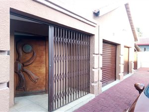 4 Bed House in Robertsham