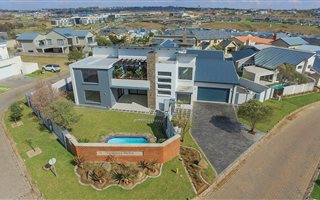 4 Bedroom House in Waterfall Estate