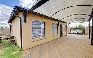 3 Bedroom House in Roodepoort West