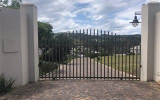 808 m² Land available in Kanonkop