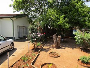 5 Bed House in Rothdene