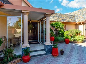 9 Bed House in Libradene