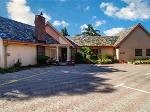 9 Bed House in Libradene