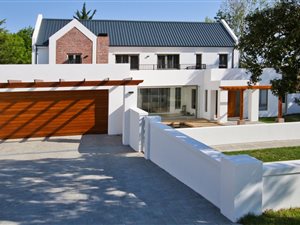 4 Bed House in Paardevlei