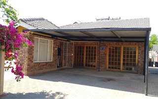 8 Bedroom House in West End