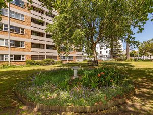 2 Bed Apartment in Wynberg Upper
