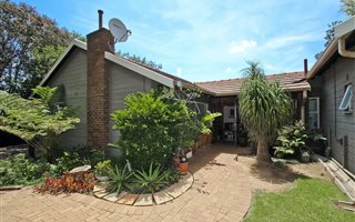 5 Bedroom House in Moret