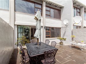 3 Bed Apartment in Signal Hill