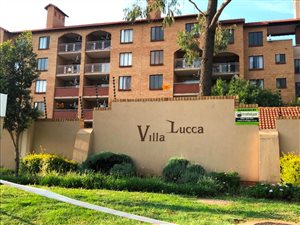 2 Bed Apartment in Die Hoewes