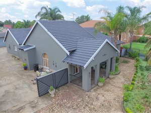3 Bed House in Van Riebeeck Park