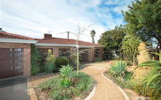 4 Bedroom House in Aurora