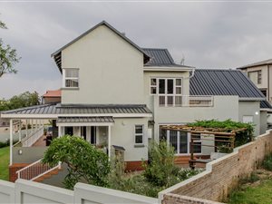 4 Bed House in Amorosa