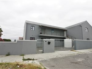 8 Bed Flat in Blue Downs