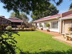 5 Bed House in Universitas