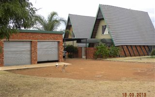 8 Bedroom House in Rooiwal
