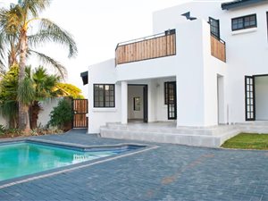 4 Bed House in Moreleta Park