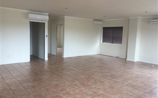 124 m² Commercial space in Tableview