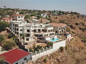 6 Bedroom House in Noordheuwel